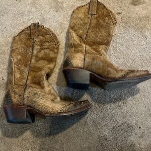 Solarno Women’s Cowhide Brown Leather Heeled Boots with Western Flair